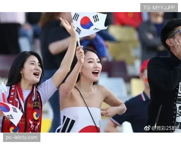 镜头捕捉:看台上一位小球迷因球队丢球哭泣,对手球迷递上糖果安慰 镜头捕捉:看台上一位小球迷因球队丢球哭泣,对手球迷递上糖果安慰